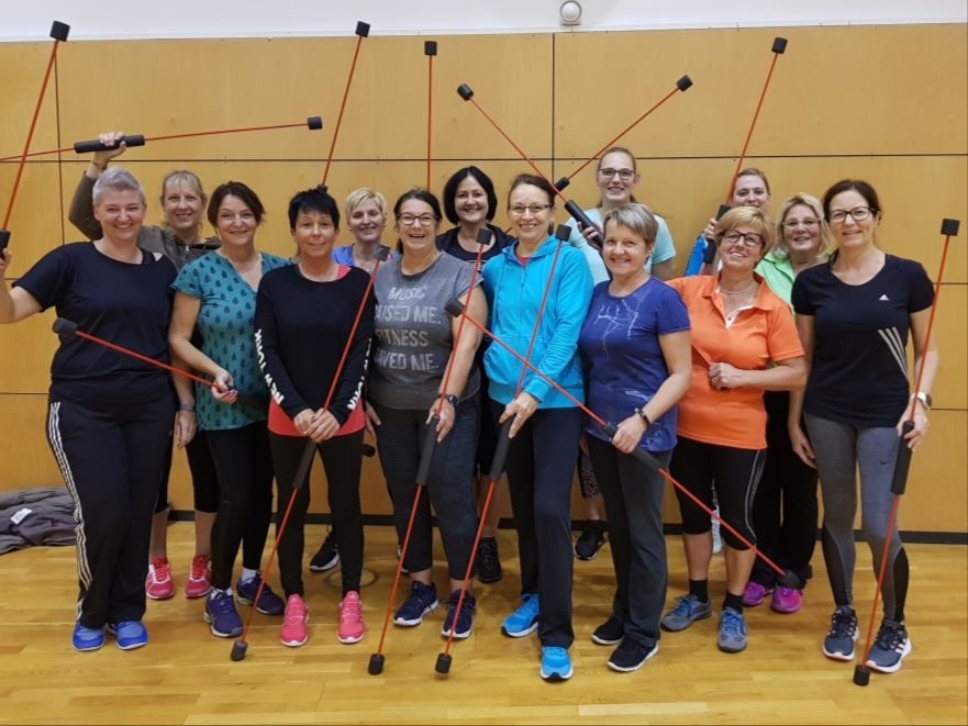 Mannschaftsfoto Step Aerobic & Langhanteln